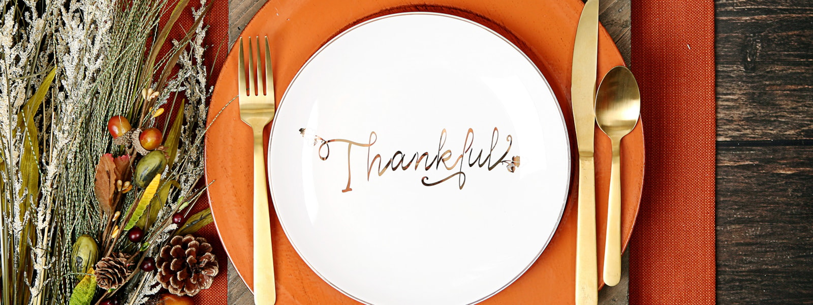 Table setting with the word Thankful