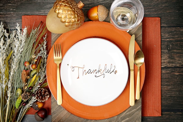 A place setting with the word thankful on it. 